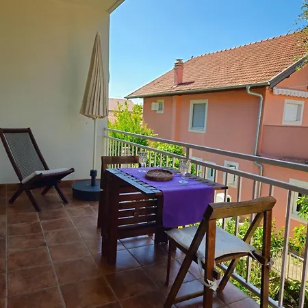 Nomi Apartman